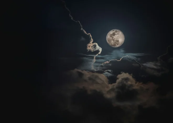 Kenapa Malam 1 Suro Tidak Boleh Keluar Rumah? Ini Penjelasan Mitosnya