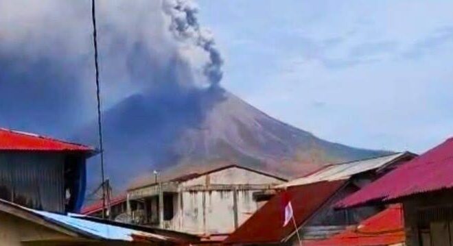 Bukan Cuma Anak Krakatau! Empat Gunung Berstatus Siaga, Zona Bahaya Dilarang Didekati