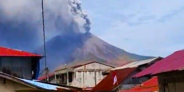 Bukan Cuma Anak Krakatau! Empat Gunung Berstatus Siaga, Zona Bahaya Dilarang Didekati